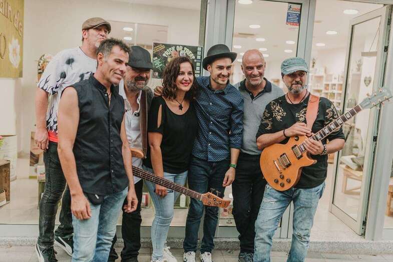 La concejala con uno de los grupos participantes en los conciertos de anoche/TA.